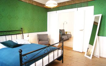 Schlafzimmer mit Doppelbett (160 x 200 cm)