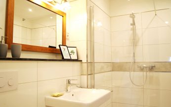 Badezimmer mit Dusche